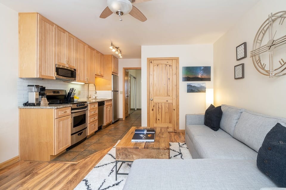 Condo, 1 Bedroom | Living area
