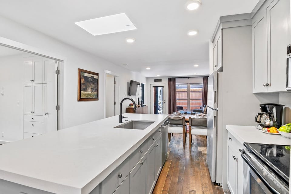 Condo, 2 Bedrooms | Private kitchen | Fridge, oven, coffee/tea maker, toaster