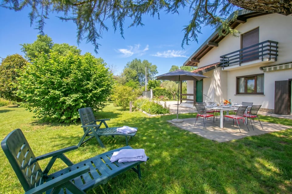 Standard House, 4 Bedrooms, 2 Bathrooms (Cedar House Villa in Angera - Garden&) | Outdoor dining