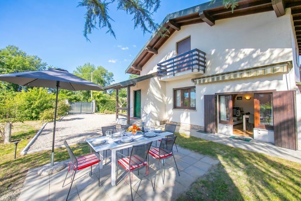 Standard House, 4 Bedrooms, 2 Bathrooms (Cedar House Villa in Angera - Garden&) | Outdoor dining