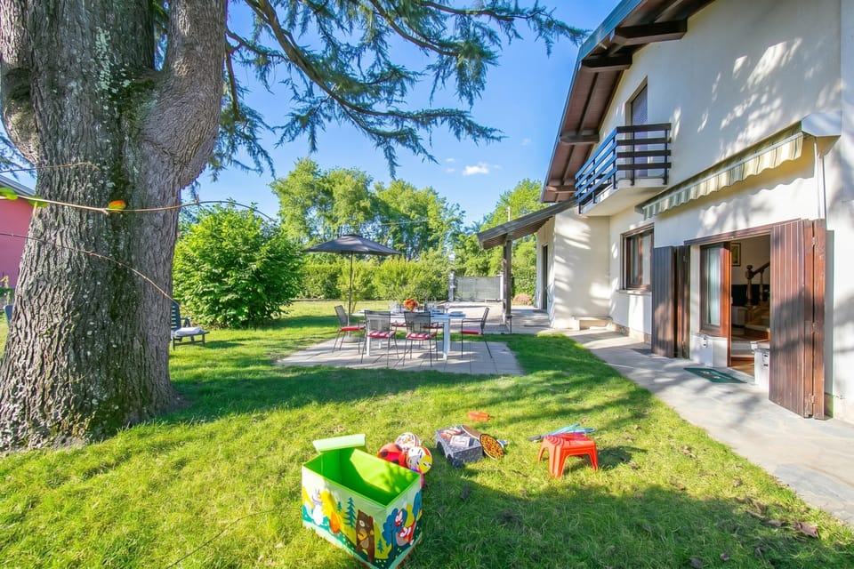 Standard House, 4 Bedrooms, 2 Bathrooms (Cedar House Villa in Angera - Garden&) | Terrace/patio