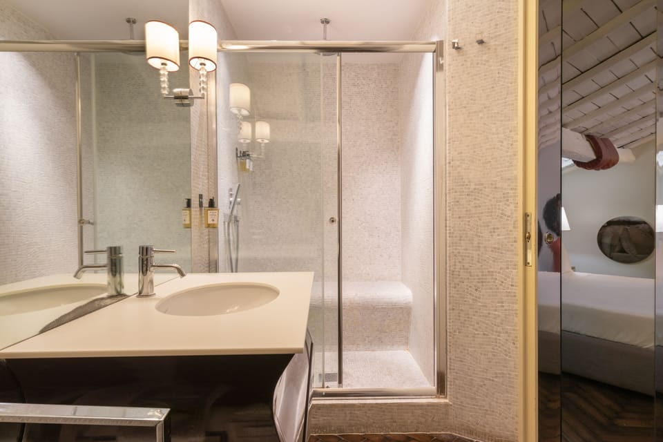 Exclusive Room | Bathroom | Free toiletries, hair dryer, slippers, bidet