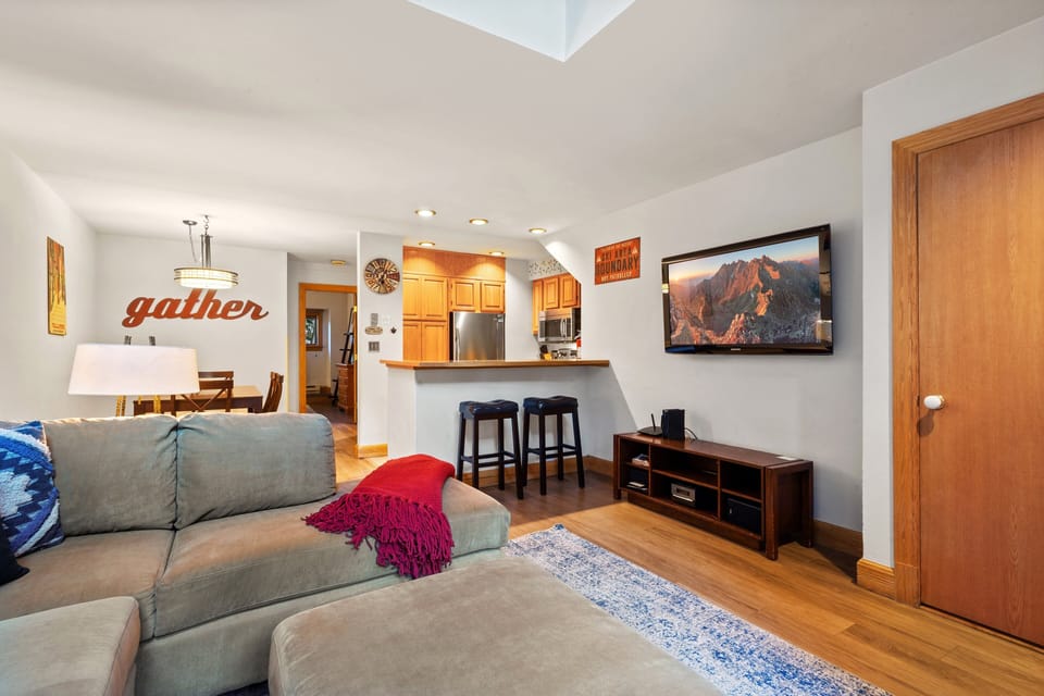 Condo, 2 Bedrooms | Living area