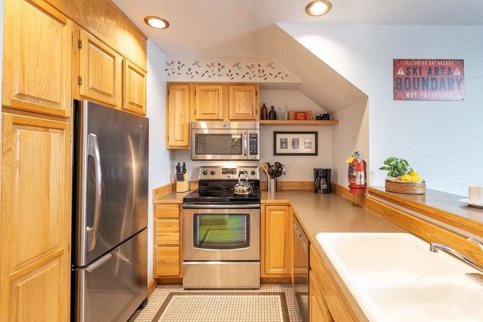 Condo, 2 Bedrooms | Private kitchen | Fridge, oven, coffee/tea maker, toaster
