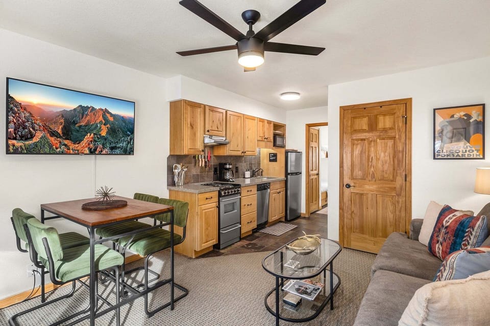 Condo, 1 Bedroom | Living area