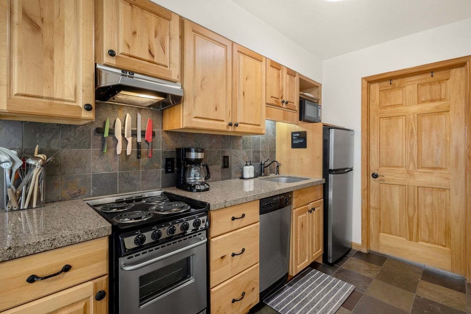 Condo, 1 Bedroom | Private kitchen | Fridge, oven, coffee/tea maker, toaster