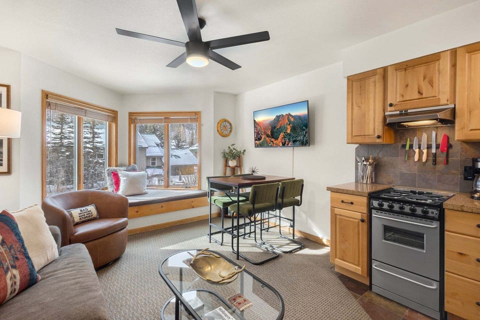 Condo, 1 Bedroom | Living area