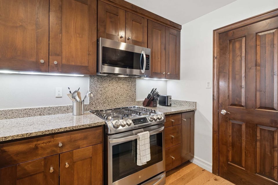 Condo, 3 Bedrooms | Private kitchen | Fridge, oven, coffee/tea maker, toaster