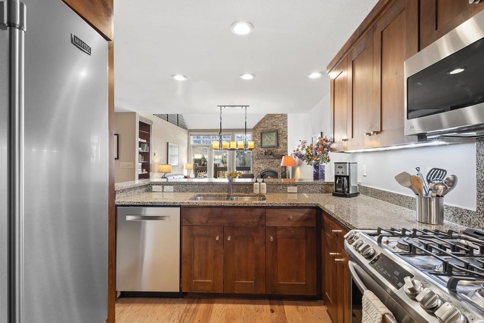Condo, 3 Bedrooms | Private kitchen | Fridge, oven, coffee/tea maker, toaster