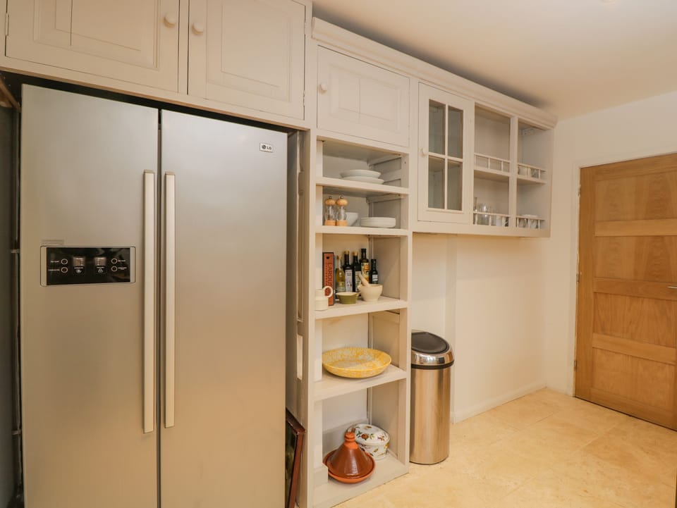 Fridge, dishwasher, cookware/dishes/utensils