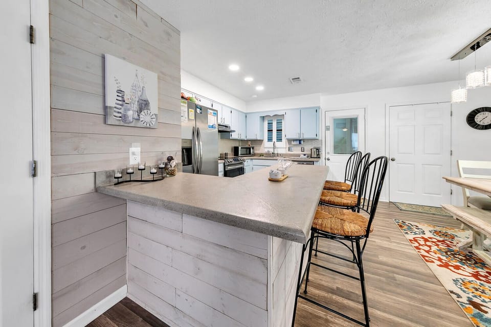 Eat-in bar seating