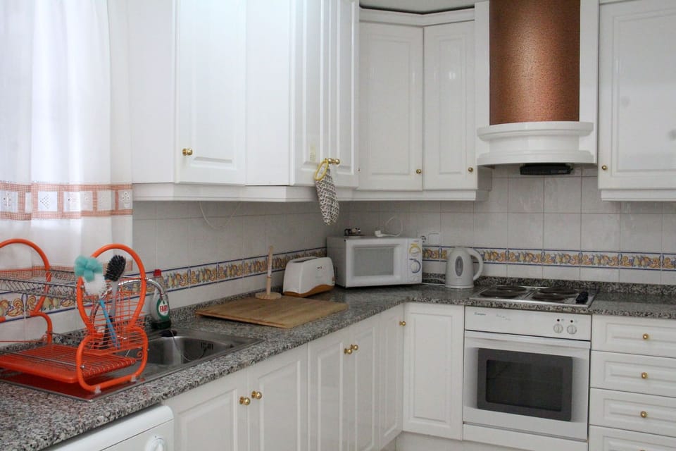 Fully fitted kitchen