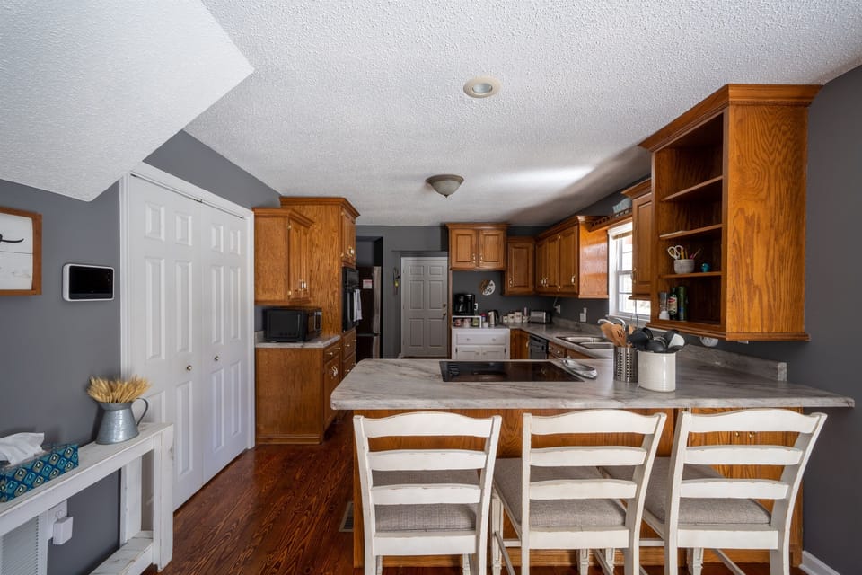 Kitchen bar with seating for 3