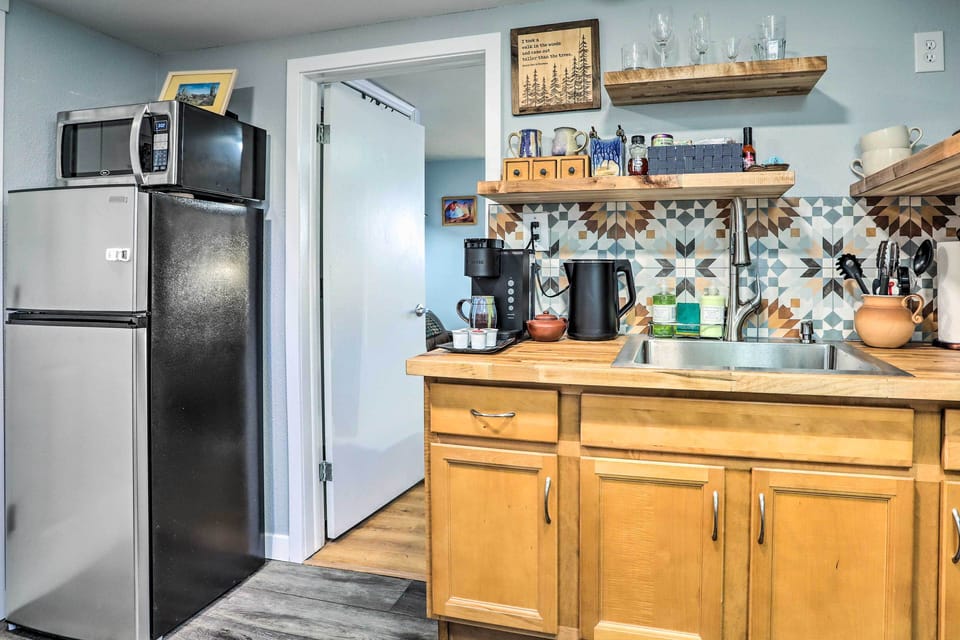 Kitchenette | Cooking Basics | Coffee Maker | Paper Towels/Trash Bags