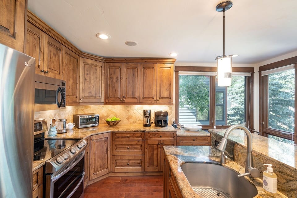 Condo, 1 Bedroom | Private kitchen | Fridge, oven, coffee/tea maker, toaster