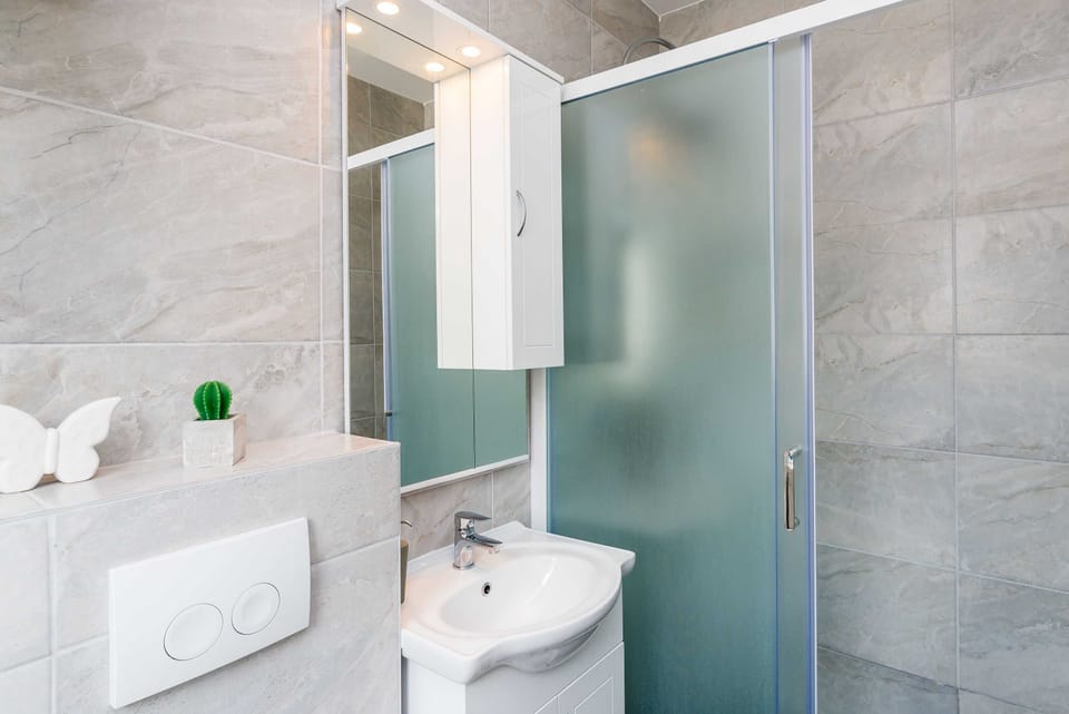 Double Room (Double Room) | Bathroom | Shower, towels