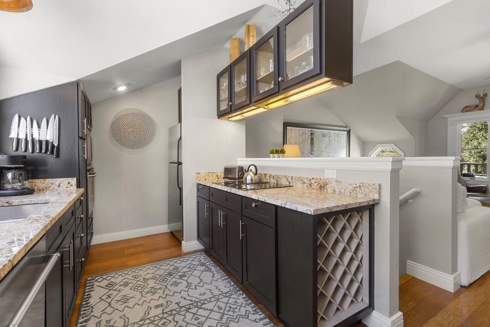 Condo, 3 Bedrooms | Private kitchen | Fridge, oven, coffee/tea maker, toaster