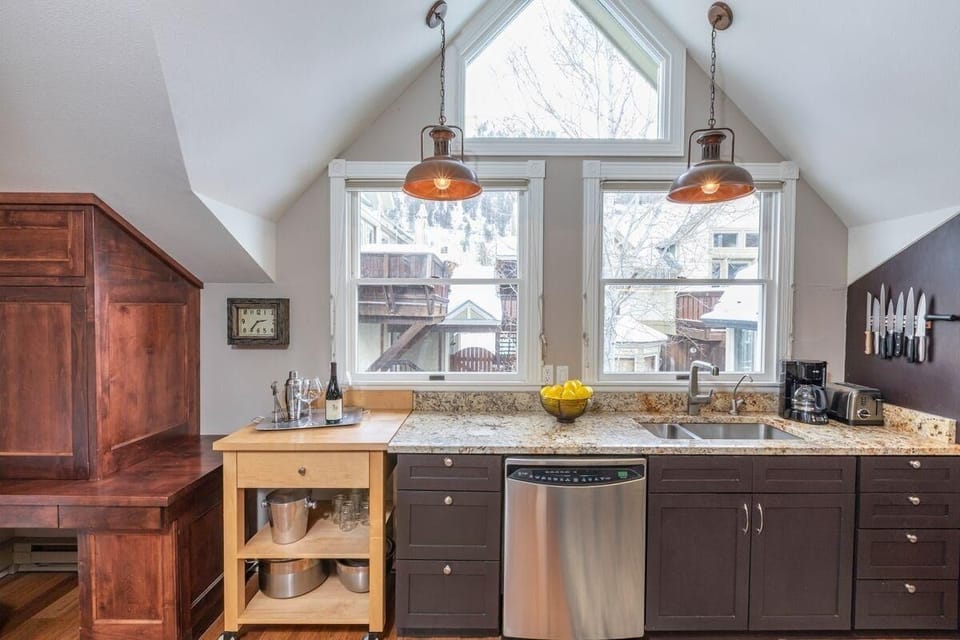 Condo, 3 Bedrooms | Private kitchen | Fridge, oven, coffee/tea maker, toaster