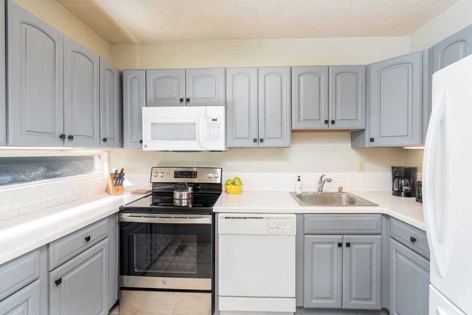 Condo, 3 Bedrooms | Private kitchen | Fridge, oven, coffee/tea maker, toaster