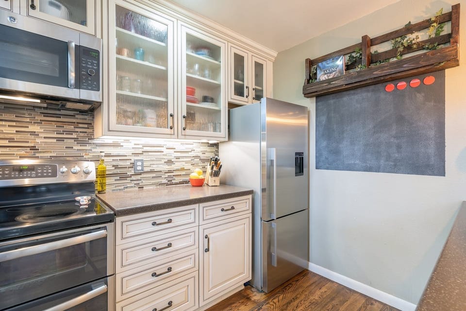 Condo, 1 Bedroom | Private kitchen | Fridge, oven, coffee/tea maker, toaster