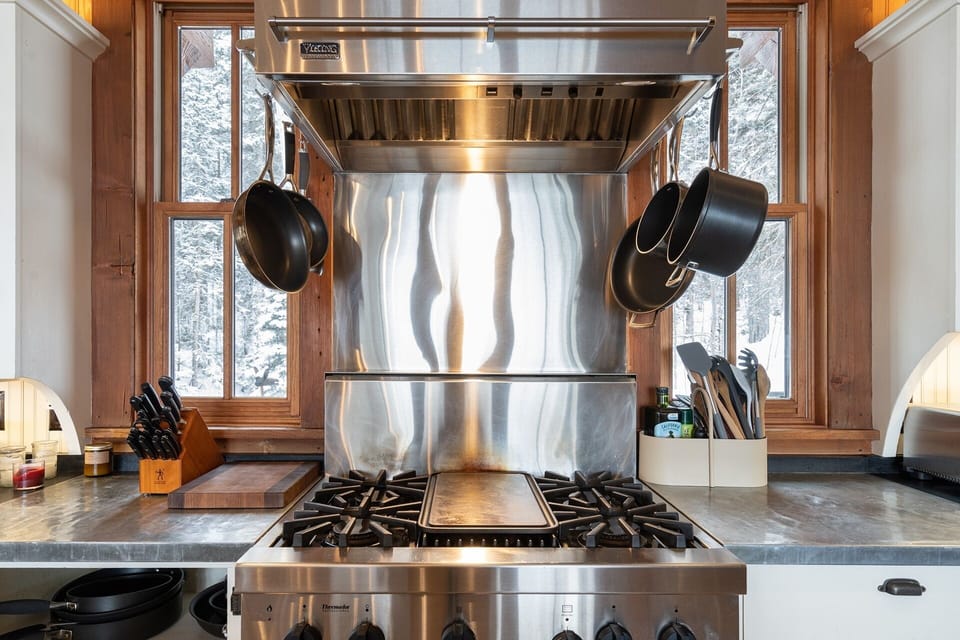 House, 6 Bedrooms | Private kitchen | Fridge, oven, coffee/tea maker, toaster