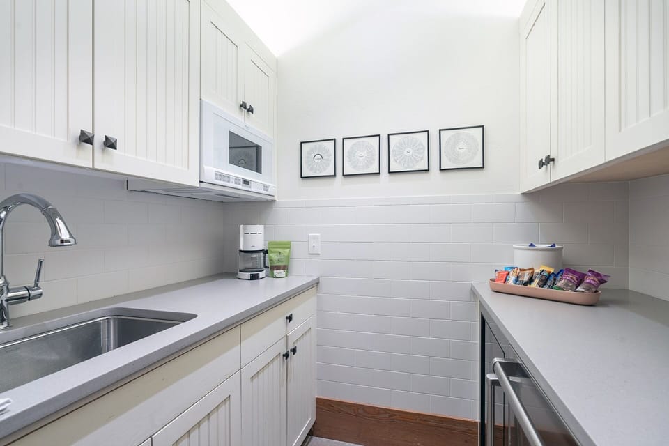 House, 6 Bedrooms | Private kitchen | Fridge, oven, coffee/tea maker, toaster