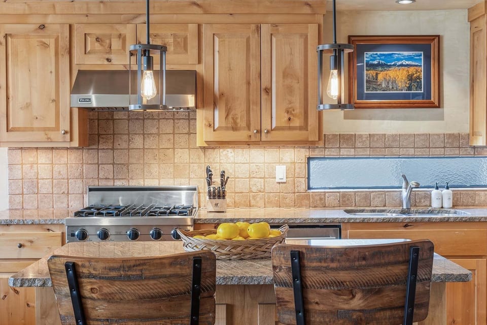 Condo, 2 Bedrooms | Private kitchen | Fridge, oven, coffee/tea maker, toaster