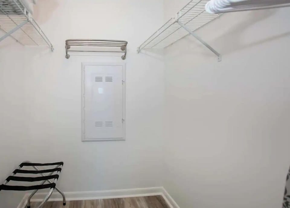 walk in closet, luggage stand