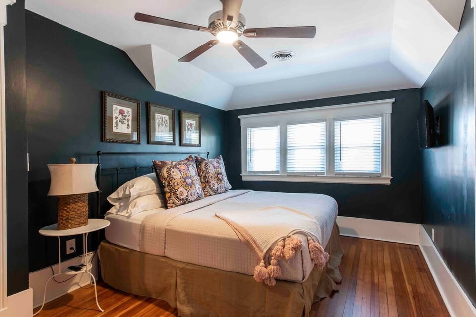 3rd Bedroom ~ 3rd Floor ~ King Size Bed ~ 40" Smart TV