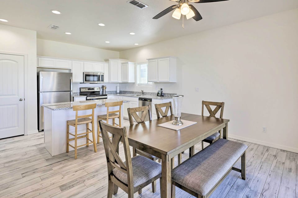Dining Area | Dishware/Flatware Provided
