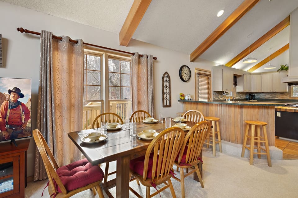 Seating for Six at the Dining Table