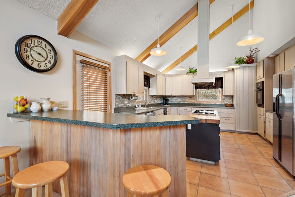 Kitchen with Peninsula Seating