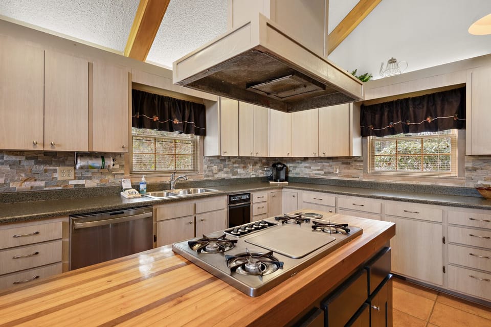 Kitchen with Island Gas Cooktop