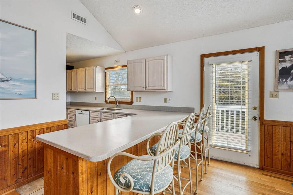 Kitchen Bar 2024 -