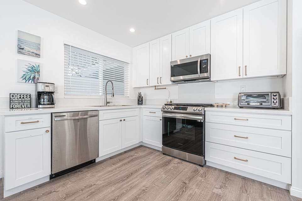 Guests must supply their own food, drinks (including coffee), spices, condiments, and paper goods (coffee filters, napkins, plastic wrap, etc.)
                