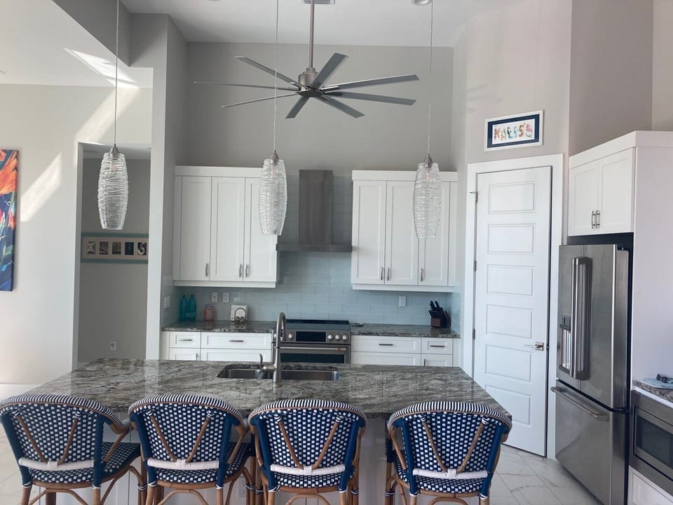 Breakfast bar - kitchen