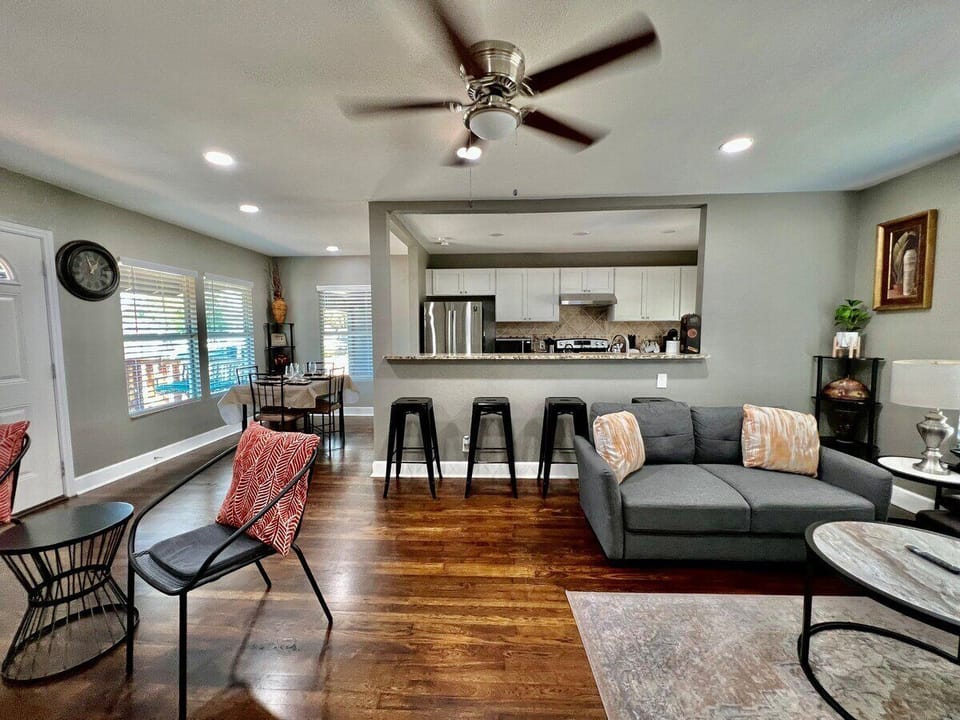 Great family living room, with TONS of space !