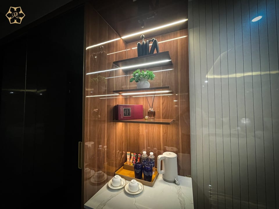 Executive Deluxe | Premium bedding, minibar, desk, laptop workspace