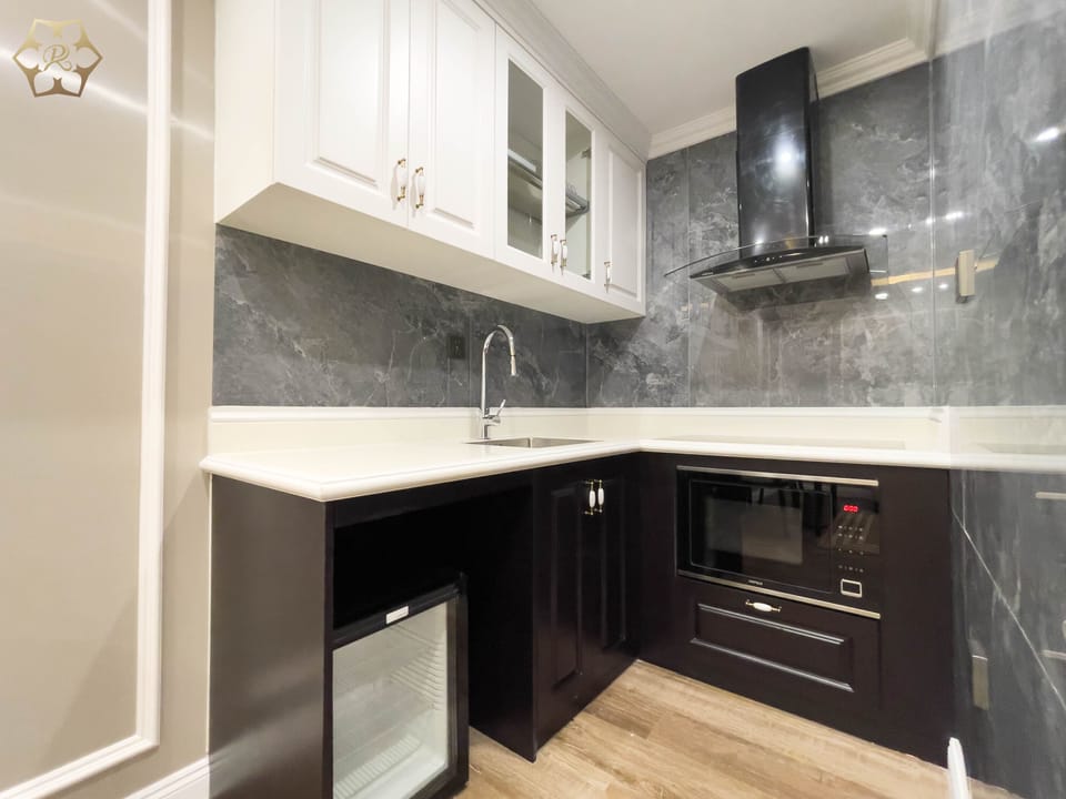 Family Suite | Private kitchen | Coffee/tea maker, electric kettle