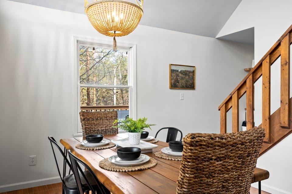 Dining area easily accommodates 7