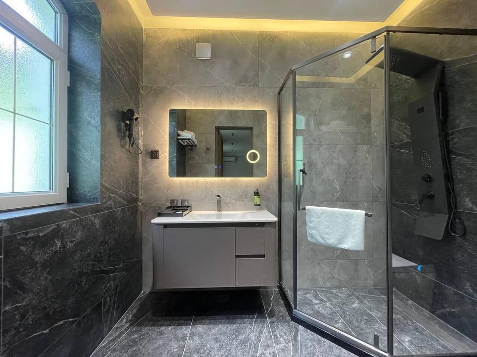 Shower, rainfall showerhead, free toiletries, hair dryer