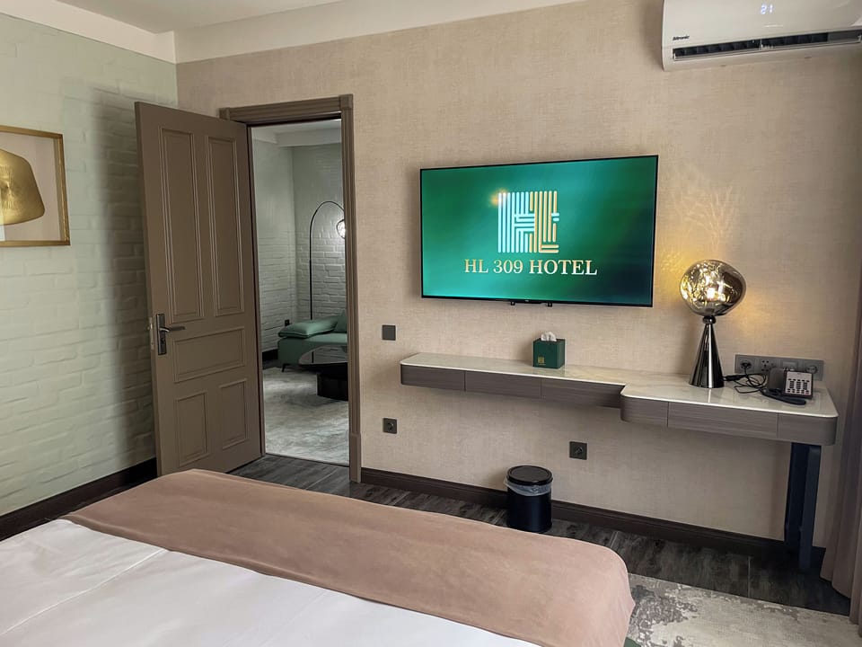 Elite Villa | Premium bedding, down comforters, minibar, desk