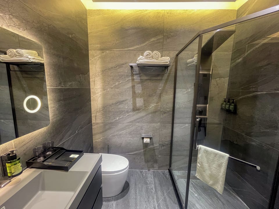 Elite Cabin | Bathroom | Shower, rainfall showerhead, free toiletries, hair dryer