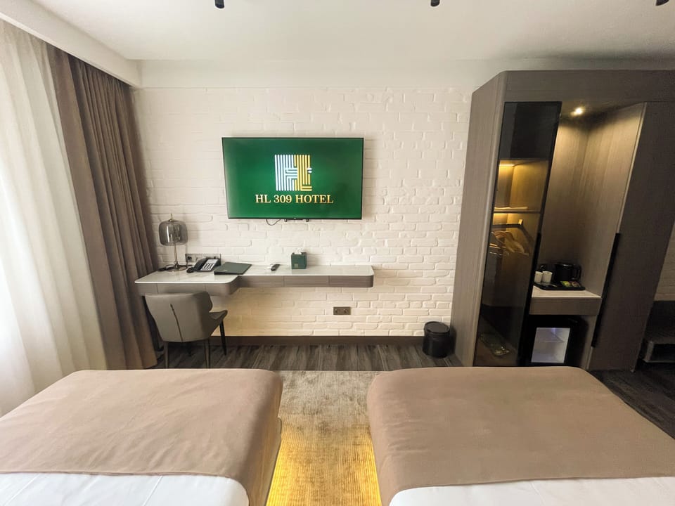 Standard Twin Room, 1 Bedroom | Premium bedding, down comforters, minibar, desk