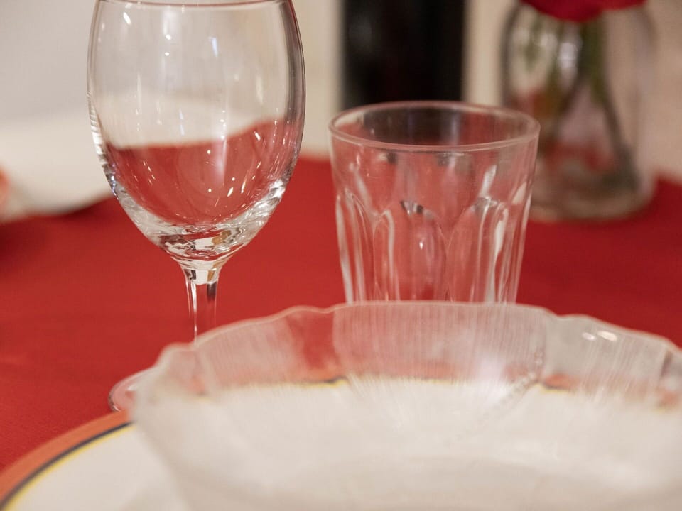 Tableware, Serveware, Drinkware, Dishware, Stemware, Glass, Plate, Tablecloth, Porcelain