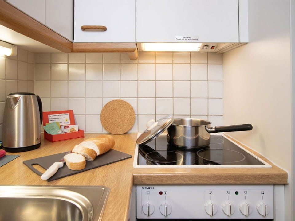 Kitchen Appliance, Kitchen, Major Appliance, Countertop, Interior Design, Kitchen Stove, Home Appliance, Furniture, Room, Stove