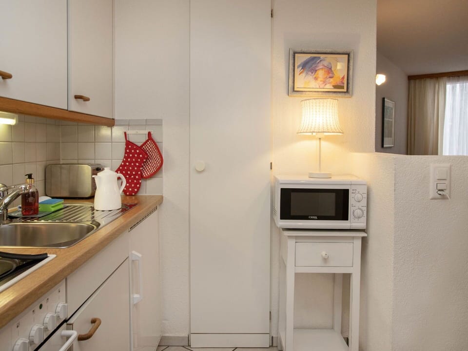 Wall, Furniture, Major Appliance, Interior Design, Wood, Countertop, Kitchen Appliance, Kitchen, Cabinetry, Flooring
