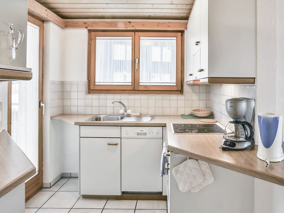 Tap, Kitchen Sink, Cabinetry, Countertop, Building, Sink, Plumbing Fixture, Window, White, Kitchen