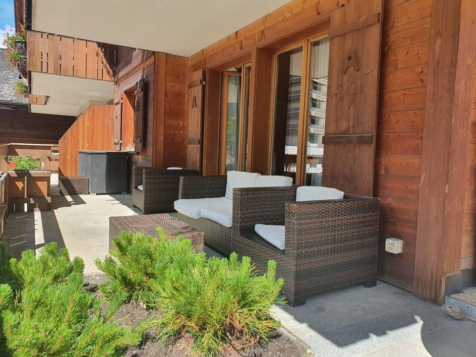 Plant, Property, Building, Wood, Shade, Interior Design, Architecture, Flooring, Floor, Urban Design