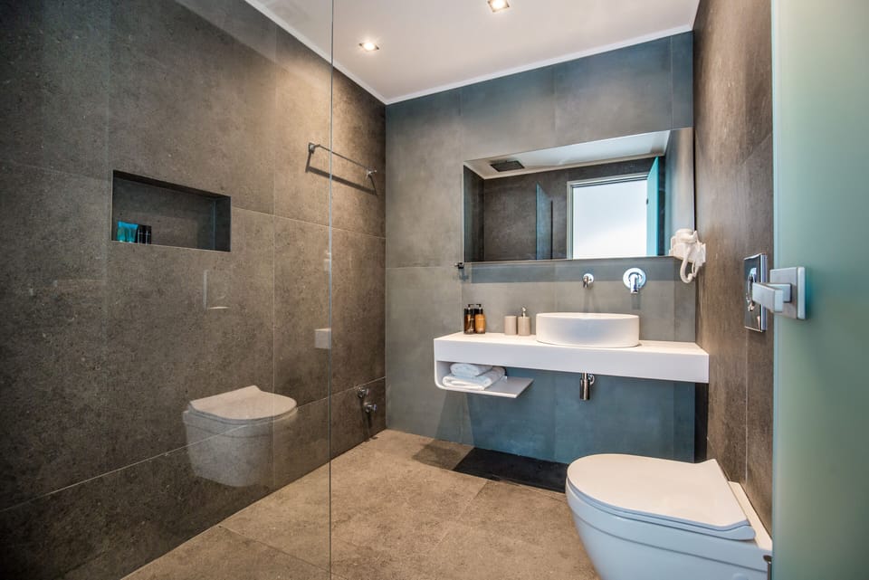 Suite-Fresh | Bathroom | Free toiletries, hair dryer, bathrobes, towels